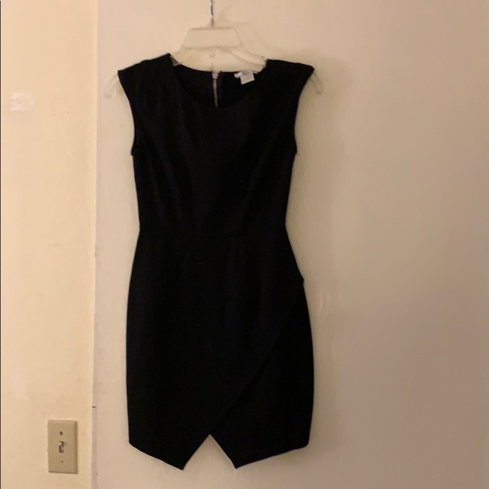 Black scoop neck sheath mini dress